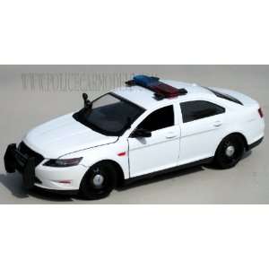  Motormax 1/24 Ford Police Interceptor   White w/ Lightbar 
