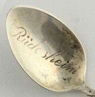 This vintage collectors spoon features a grape bunch at the top of the 