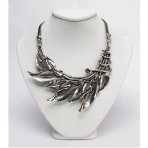Petal Thorn Jewelry Crowned with Laurels Laurencia Necklace  