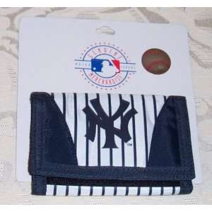  MLB New York YANKEES Logo Symbol Tri Fold Nylon Licensed 