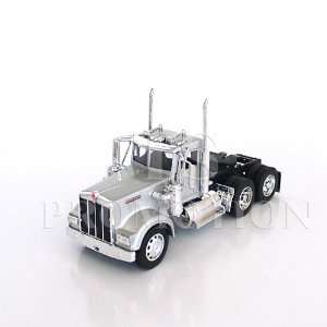  132 Kenworth W900 Day Cab Tractor (Chacoal) Toys & Games