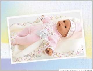 Das Baby ist bekleidet mit einem rose   cremefarbigen Fleecestampler 