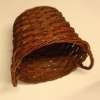Rustikaler Korb aus rotbraun gesottener Weide. Traditionell von Hand 