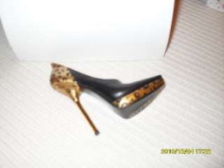 Just the Right Shoe Z5726037 MANEATER, BLACK & GOLD 209  